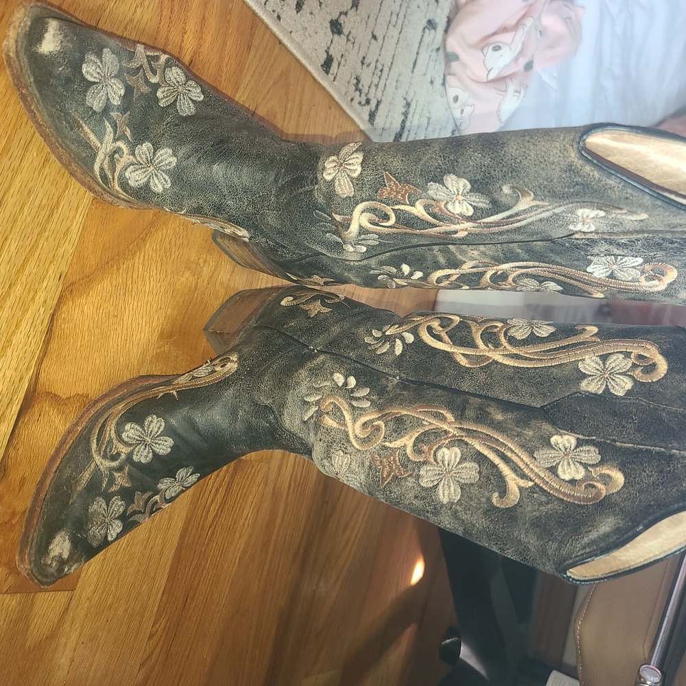 Floral Embroidered Cowboy Boots SIZE 8.5